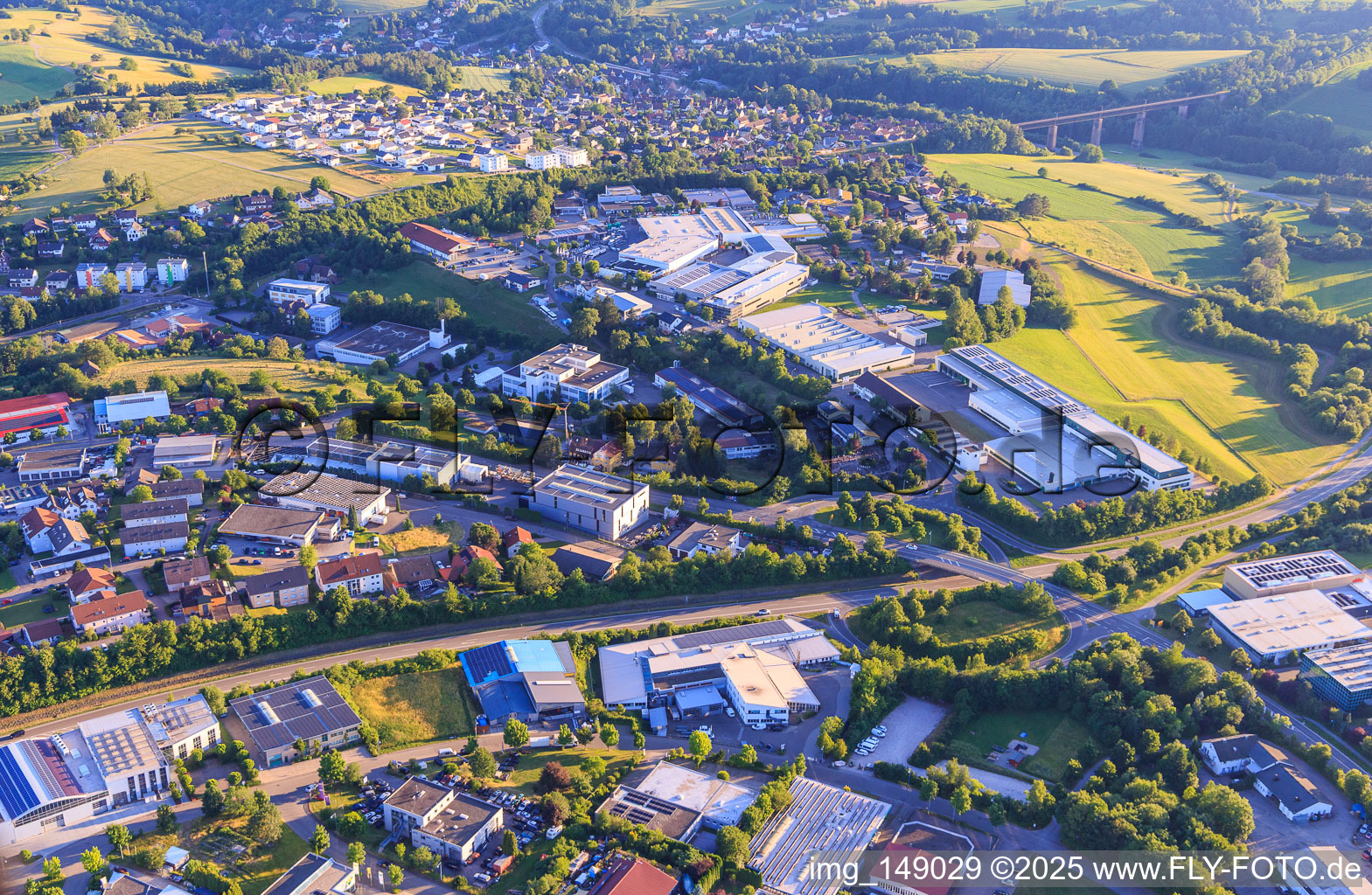 Industriegebiet Hochgerichtstraße von Osten mit Nedo GmbH & Co. KG Vermessungsgeräte und Kläger Spritzguss GmbH & Co. KG in Dornstetten im Bundesland Baden-Württemberg, Deutschland