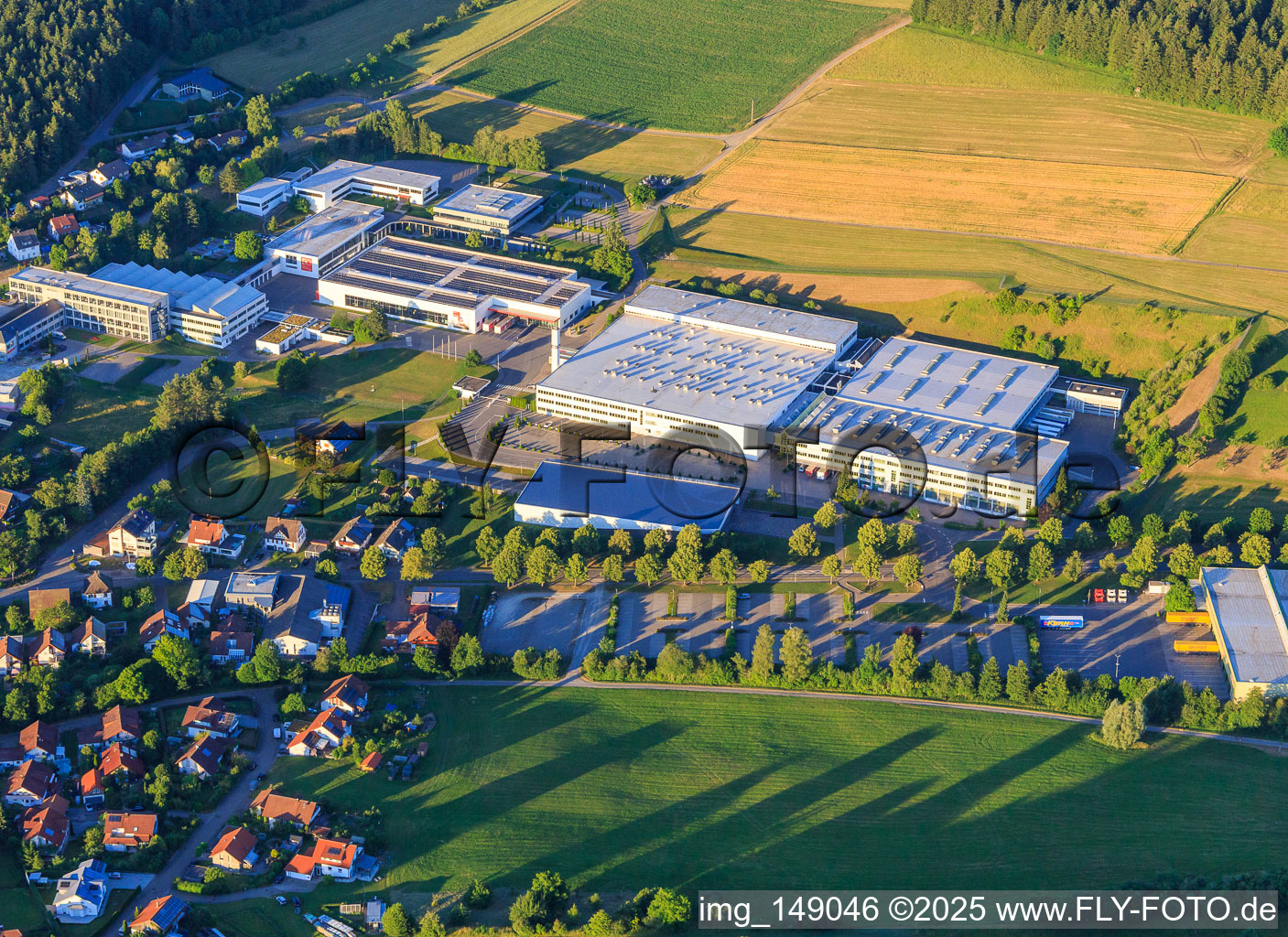 Schrägluftbild von Fischer werke Werk Tumlingen in Waldachtal im Bundesland Baden-Württemberg, Deutschland