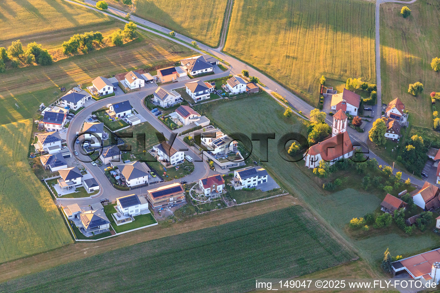 Neubaugebiet Falkenweg an der Christuskirche im Ortsteil Tumlingen in Waldachtal im Bundesland Baden-Württemberg, Deutschland