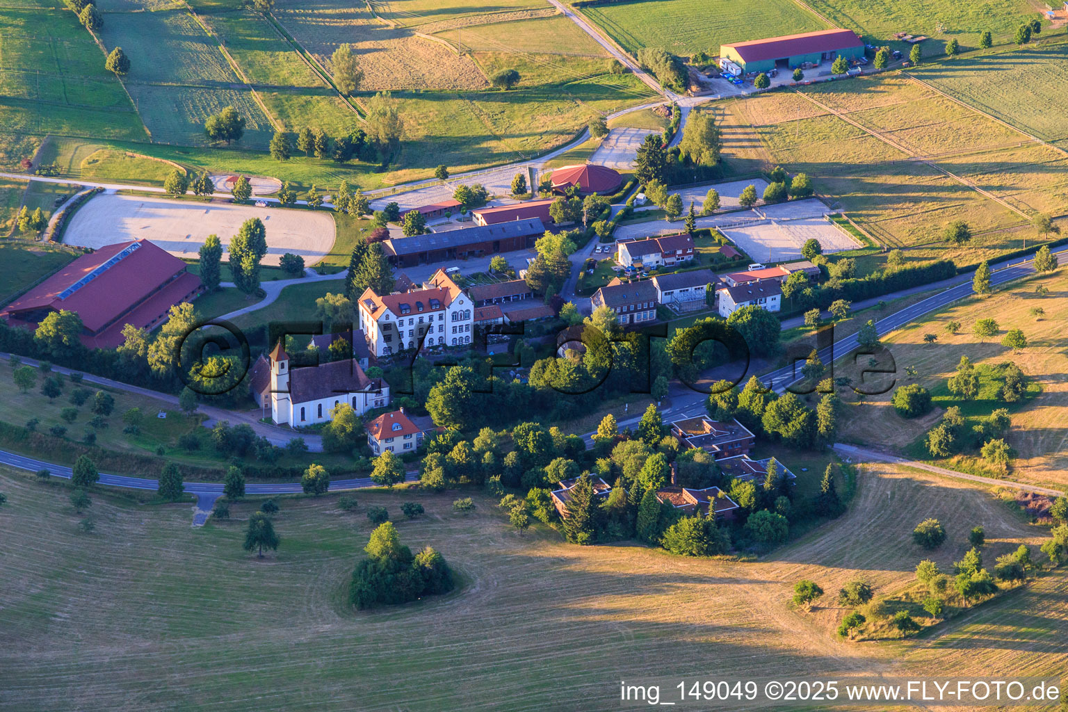 Reitanlage Heiligenbronn des R. C. Heiligenbronn e.V. bei der Wallfahrtskirche Heiligenbronn im Ortsteil Salzstetten in Waldachtal im Bundesland Baden-Württemberg, Deutschland