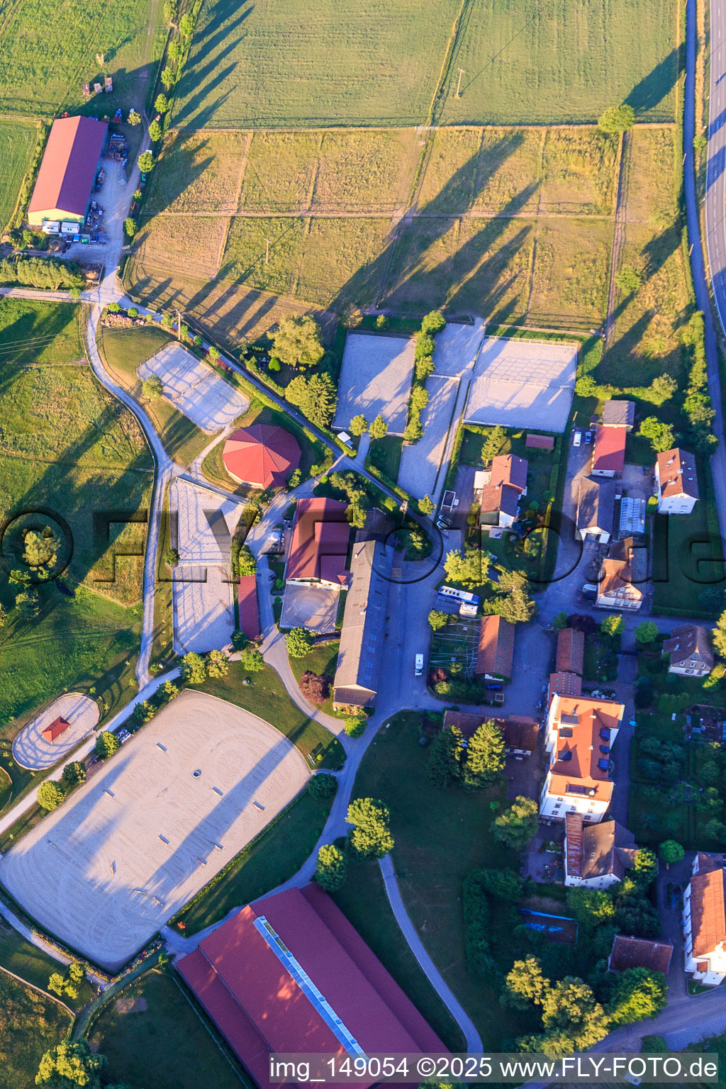Schrägluftbild von Reitanlage Heiligenbronn des R. C. Heiligenbronn e.V. bei der Wallfahrtskirche Heiligenbronn im Ortsteil Salzstetten in Waldachtal im Bundesland Baden-Württemberg, Deutschland
