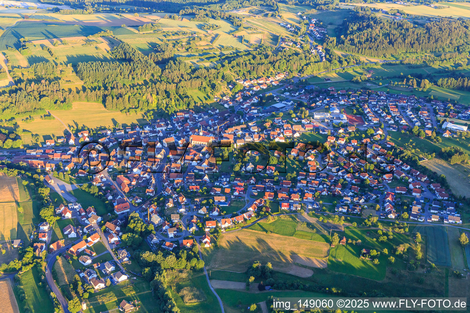 Dorfübersicht aus Nordwesten mit Kirche Mariä Geburt im Ortsteil Altheim in Horb am Neckar im Bundesland Baden-Württemberg, Deutschland