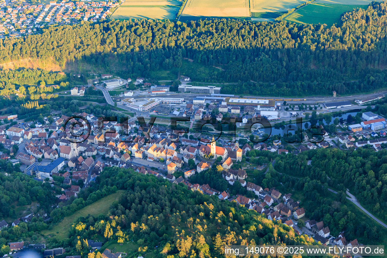 Luftbild von Altstadt mit Marktstraße Burg Hohenberg und Stiftskirche Heilig Kreuz in Horb am Neckar im Bundesland Baden-Württemberg, Deutschland