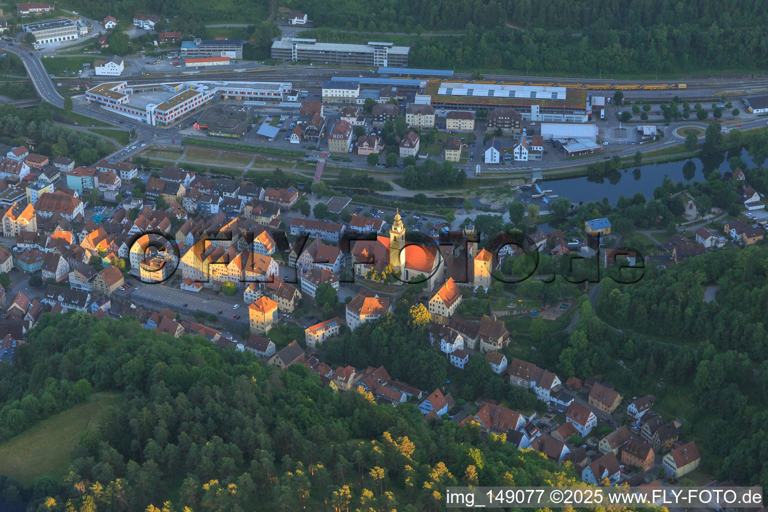 Luftaufnahme von Altstadt mit Marktstraße Burg Hohenberg und Stiftskirche Heilig Kreuz in Horb am Neckar im Bundesland Baden-Württemberg, Deutschland