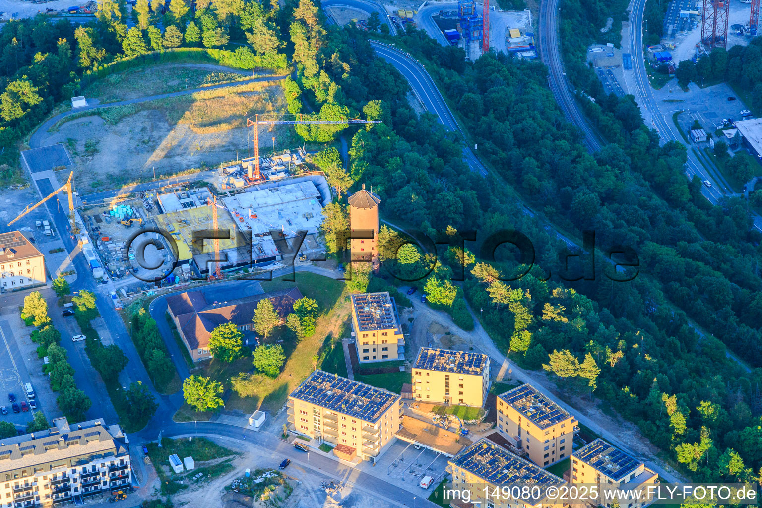 Geschwister-Scholl-Straße mit Wasserturm, VIA Horb e.V. und Baustelle am ehemaligen Sportplatz auf dem Galgenberg in Horb am Neckar im Bundesland Baden-Württemberg, Deutschland