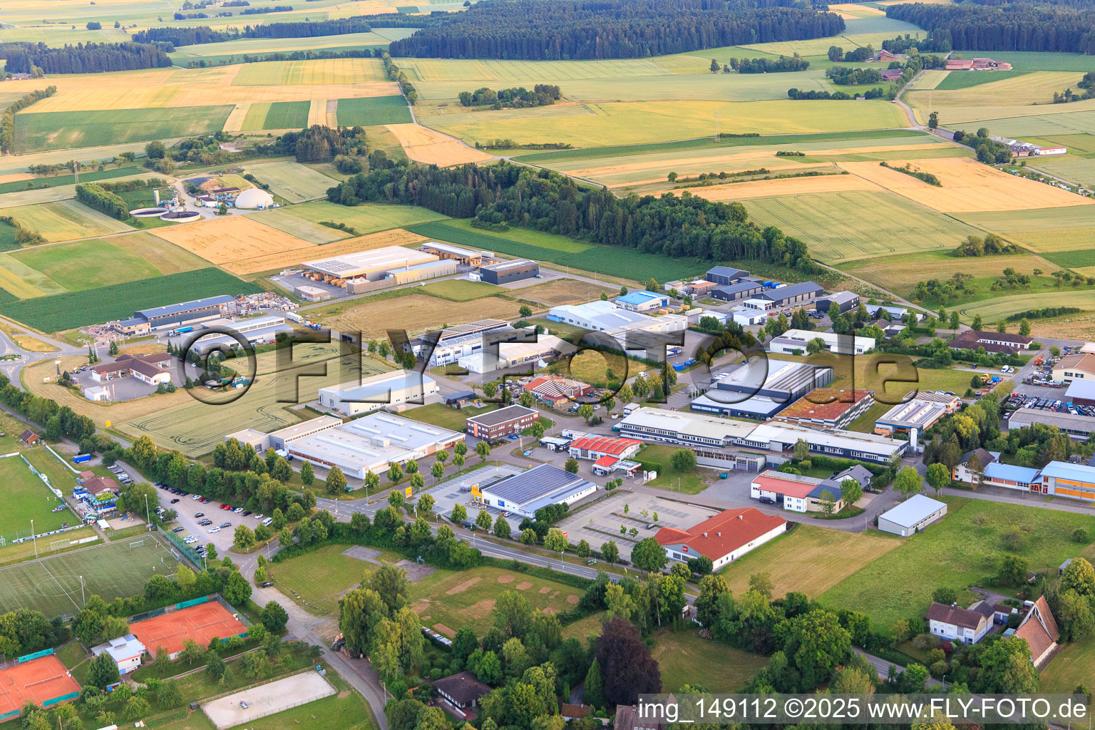 Industriegebiet Maybachstraße mit Ziegler Fleischerei- und Gastronomiebedarfs GmbH & Co. KG, MADO GmbH und TMCK 4.0 GmbH in Dornhan im Bundesland Baden-Württemberg, Deutschland