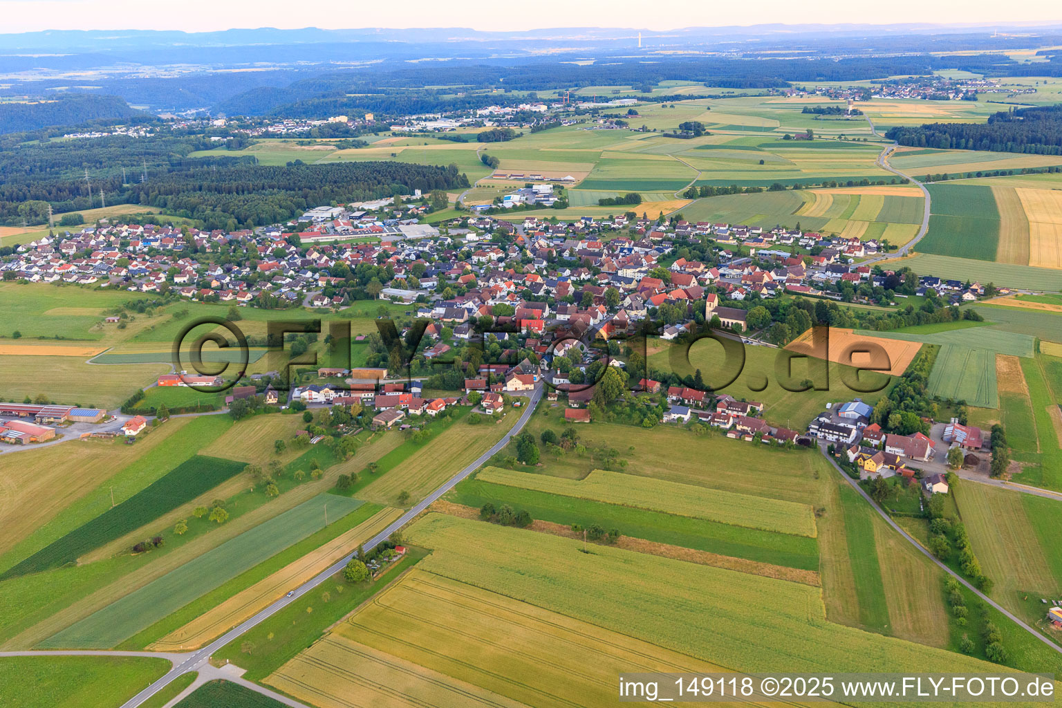Dorfansicht aus Norden im Ortsteil Hochmössingen in Oberndorf am Neckar im Bundesland Baden-Württemberg, Deutschland
