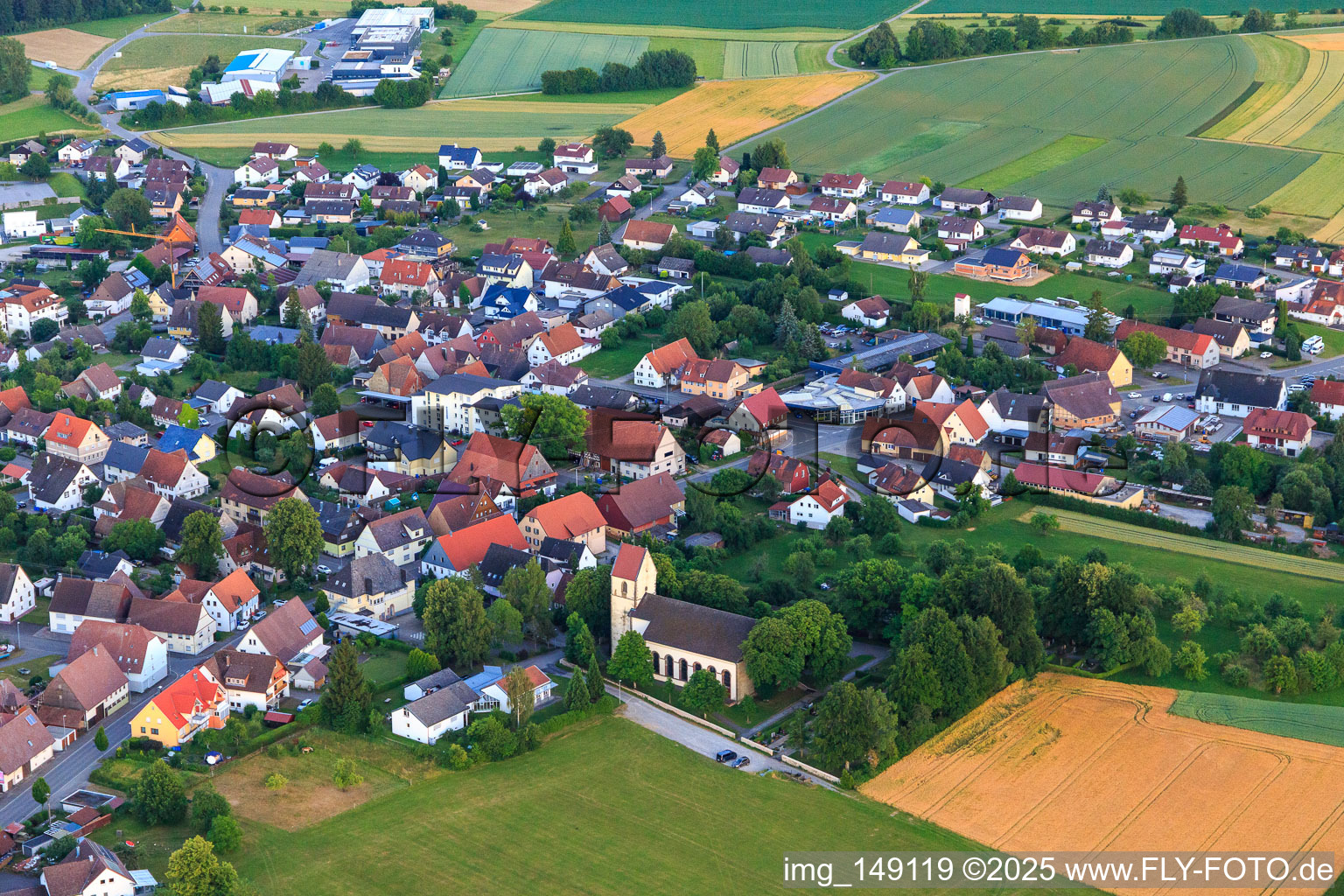 Dorfansicht aus Norden mit Kirche St. Otmar im Ortsteil Hochmössingen in Oberndorf am Neckar im Bundesland Baden-Württemberg, Deutschland