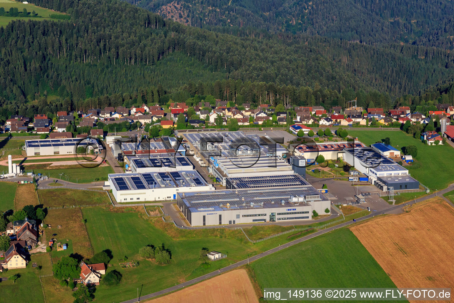 Industriegebiet Sulgener Straße mit BETEK GmbH & Co.KG, SIMON GROUP Aichhalden, SITEK - A BETEK BRAND and Karl SIMON GmbH & Co. KG im Ortsteil Vorderaichhalden im Bundesland Baden-Württemberg, Deutschland