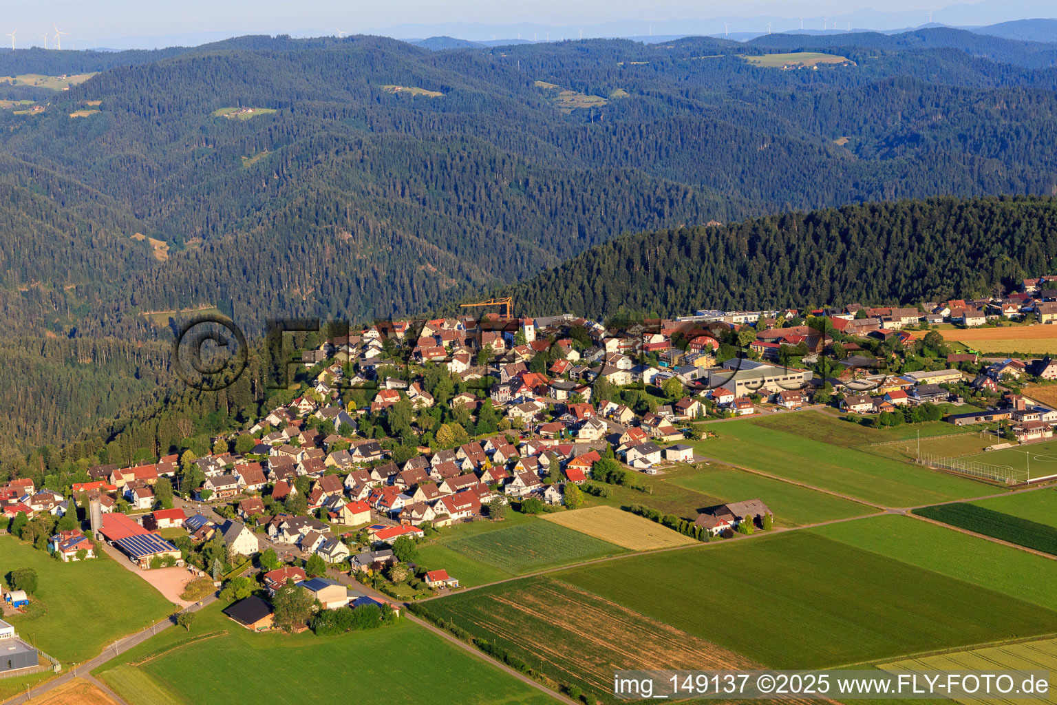 Ortsansicht aus Osten mit Josef-Merz-Halle im Ortsteil Vorderaichhalden in Aichhalden im Bundesland Baden-Württemberg, Deutschland