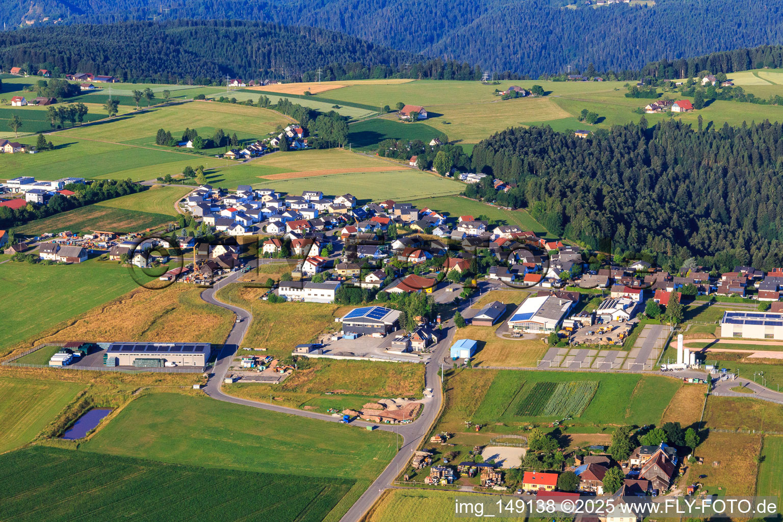Ortsansicht aus Nordosten mit Hess Montagen & Bauelemente GmbH / Holzbau GmbH & Co.KG und Herzog Treppen und Holzbau GmbH in Aichhalden im Bundesland Baden-Württemberg, Deutschland