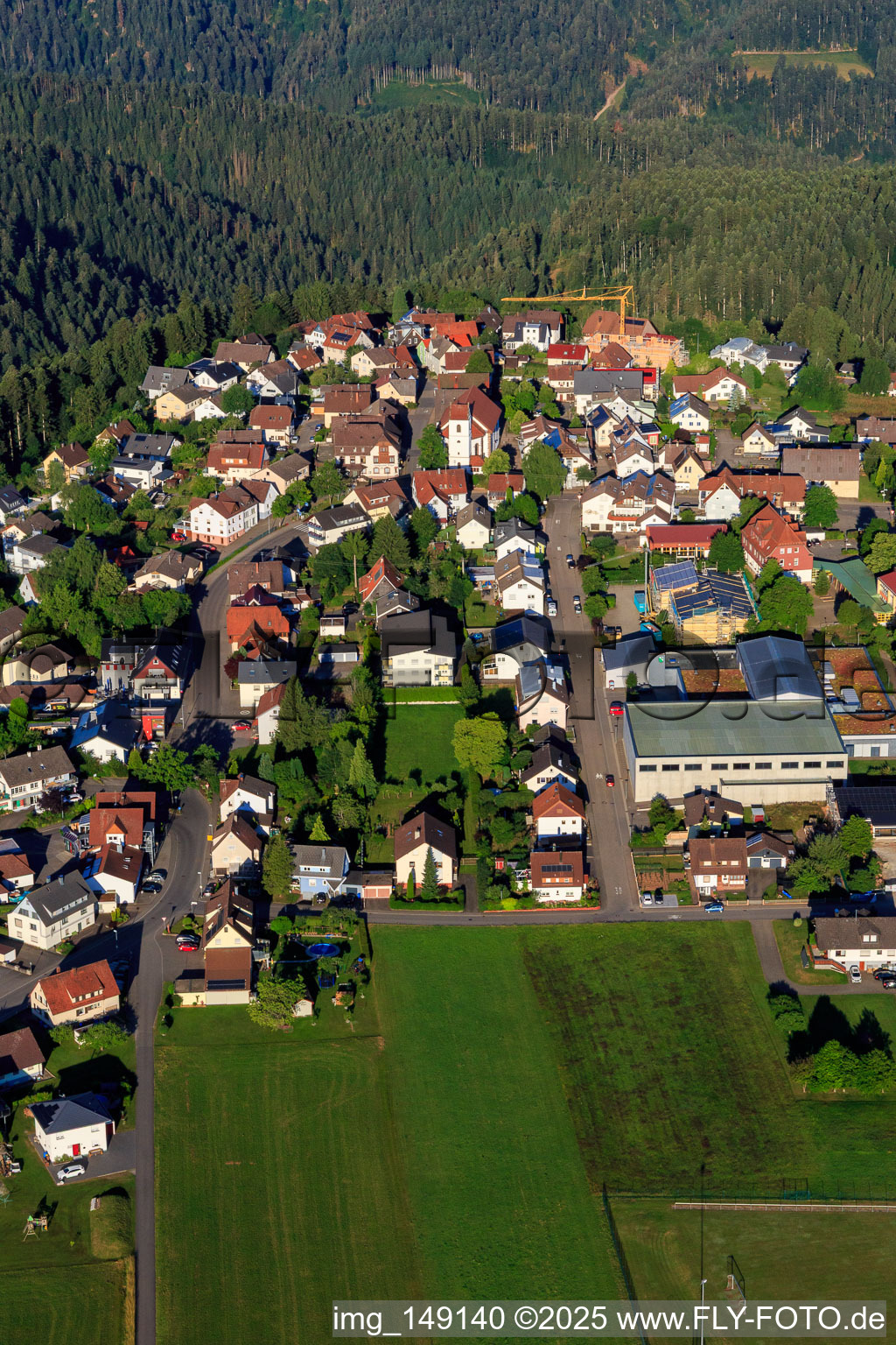 Luftbild von Ortsansicht aus Osten mit Josef-Merz-Halle im Ortsteil Vorderaichhalden in Aichhalden im Bundesland Baden-Württemberg, Deutschland