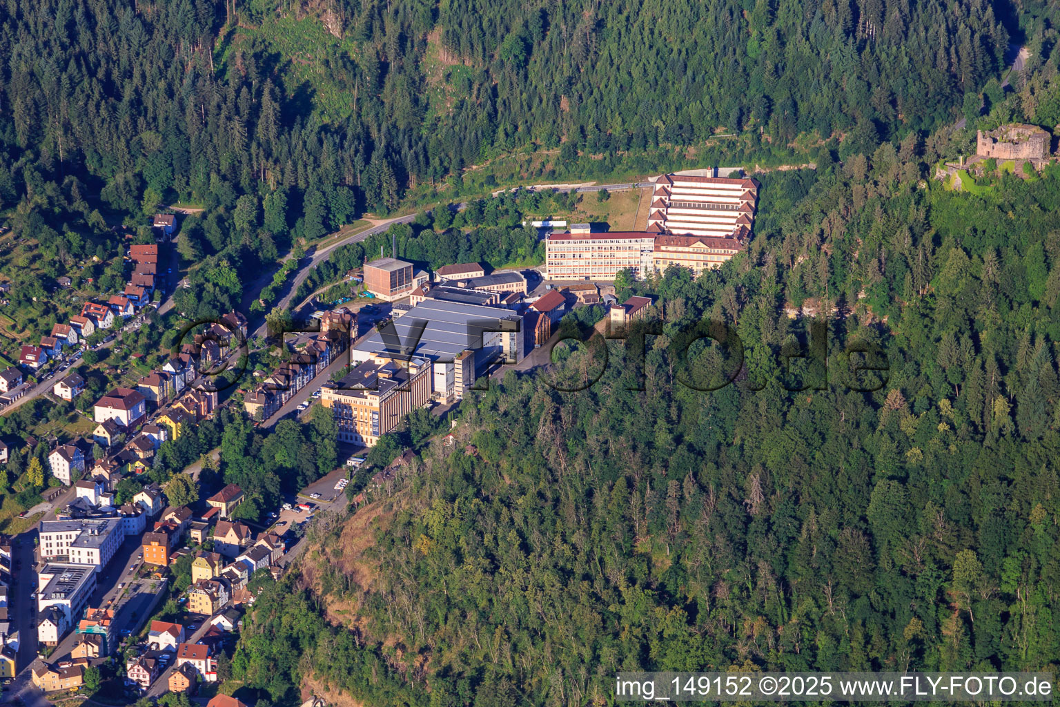 Lauterbachtal mit Hansgrohe SE InnoLab Alpirsbach und Junghans Terrassenbau Museum in Schramberg im Bundesland Baden-Württemberg, Deutschland