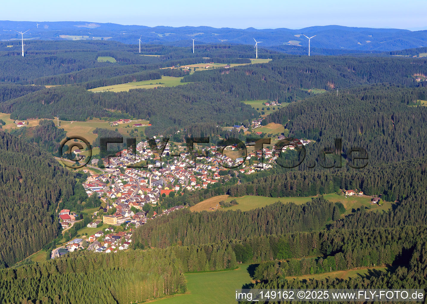 Ortsansicht aus Osten im Ortsteil Tennenbronn in Schramberg im Bundesland Baden-Württemberg, Deutschland