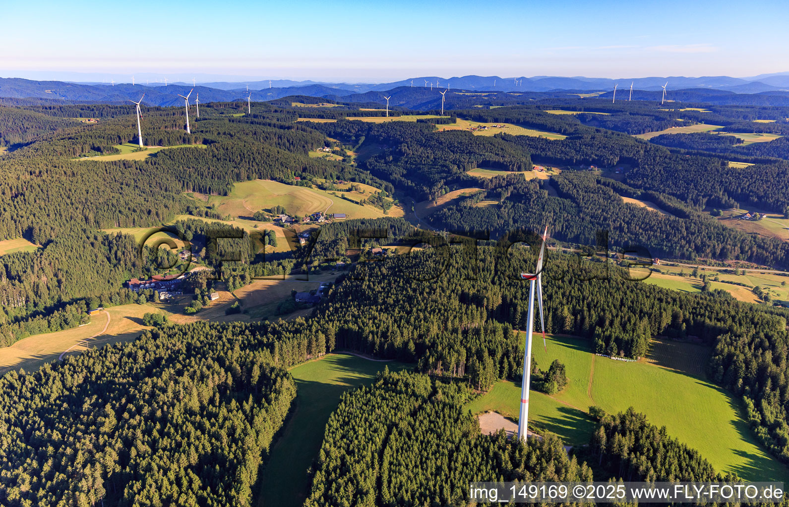 Windräder im Schwarzwald im Ortsteil Bruck in Schramberg im Bundesland Baden-Württemberg, Deutschland