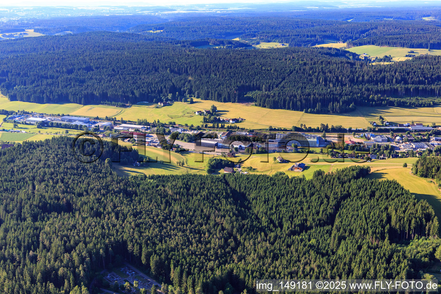 Industriegebiet Industriestraße von Süden im Ortsteil Saint Georgen im Schwarzwald in St. Georgen im Schwarzwald im Bundesland Baden-Württemberg, Deutschland