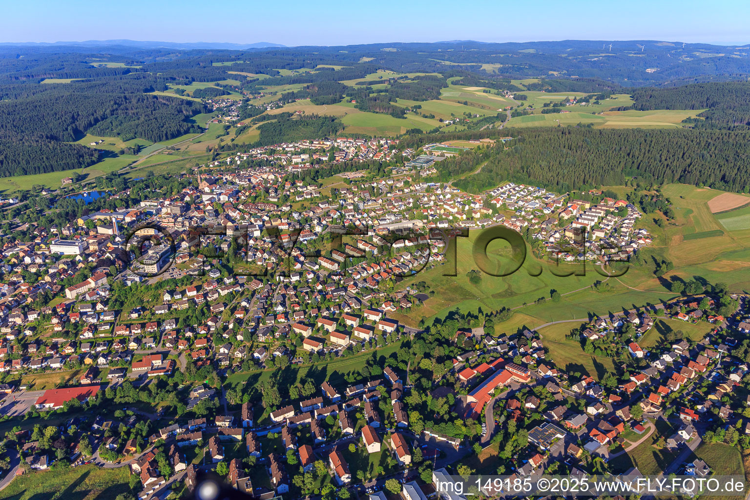 Stadtübersicht von Nordosten im Ortsteil Saint Georgen im Schwarzwald in St. Georgen im Schwarzwald im Bundesland Baden-Württemberg, Deutschland