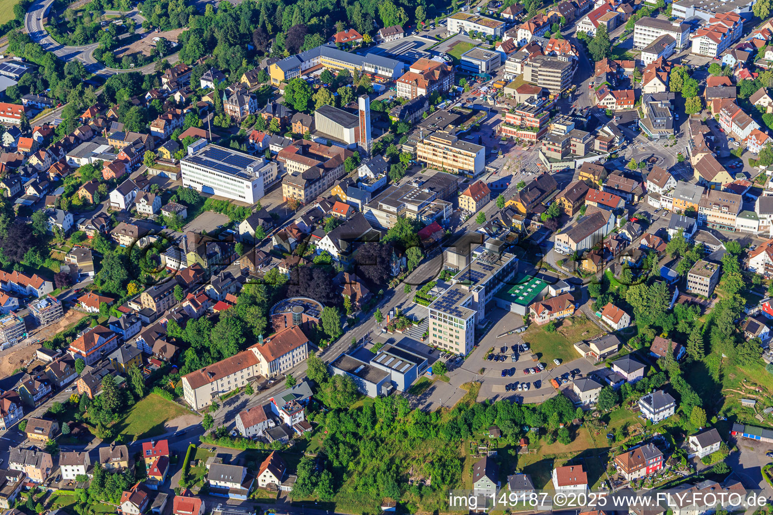 Bahnhofstraße mit Jugend-Musikschule St. Georgen-Furtwangen e.V. , Hotel FederWERK GmbH und Kirche St. Georg im Ortsteil Saint Georgen im Schwarzwald in St. Georgen im Schwarzwald im Bundesland Baden-Württemberg, Deutschland