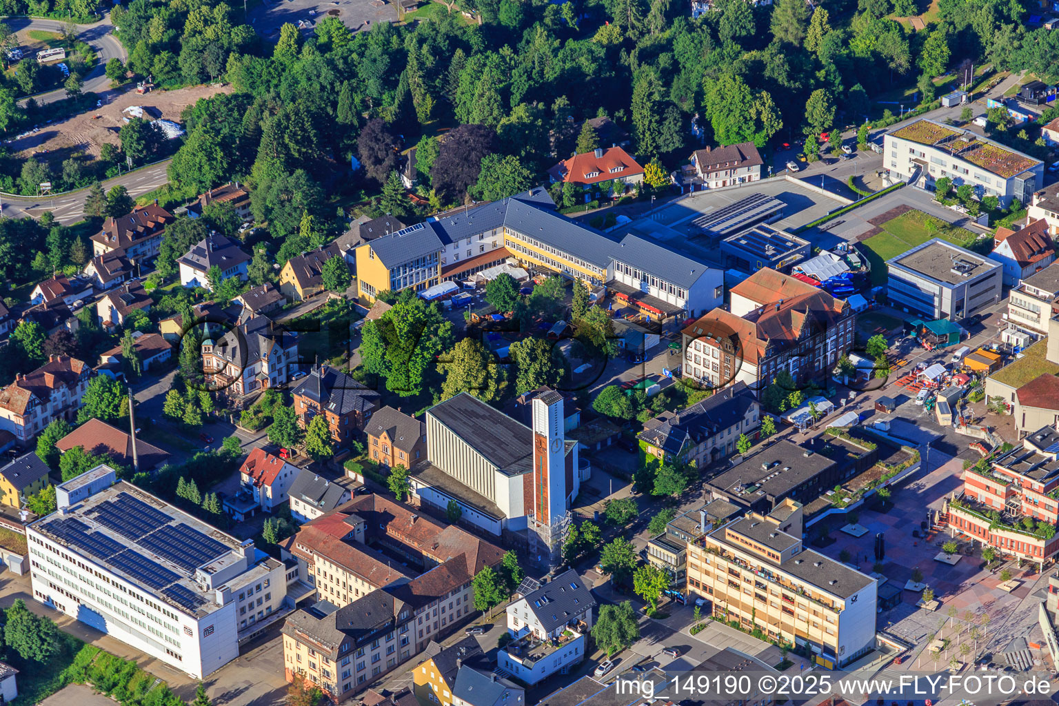 Gewerbehallestraße mit Kirche St. Georg und Robert-Gerwig-Schule im Ortsteil Saint Georgen im Schwarzwald in St. Georgen im Schwarzwald im Bundesland Baden-Württemberg, Deutschland