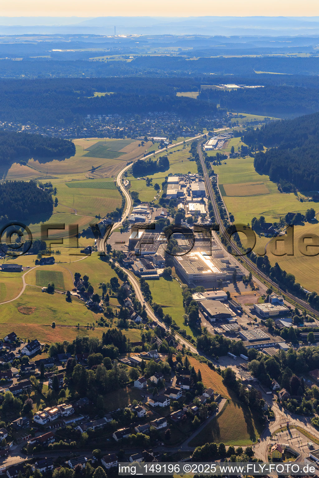 Industriegebiet Industriestraße von Westen zwischen Bahn und B33 im Ortsteil Saint Georgen im Schwarzwald in St. Georgen im Schwarzwald im Bundesland Baden-Württemberg, Deutschland