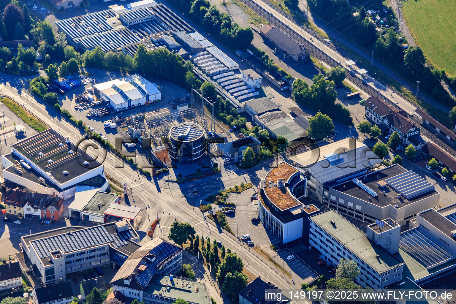 Luftbild von OTC ST. GEORGEN am Gewerbzentrum PE Gebäude Bau 8 am Bahnhof mit M&M Software GmbH, HMT – Häseler Metall Technik GmbH sowie EGT Gebäudetechnik GmbH - Standort St. Georgen im Ortsteil Saint Georgen im Schwarzwald in St. Georgen im Schwarzwald im Bundesland Baden-Württemberg, Deutschland