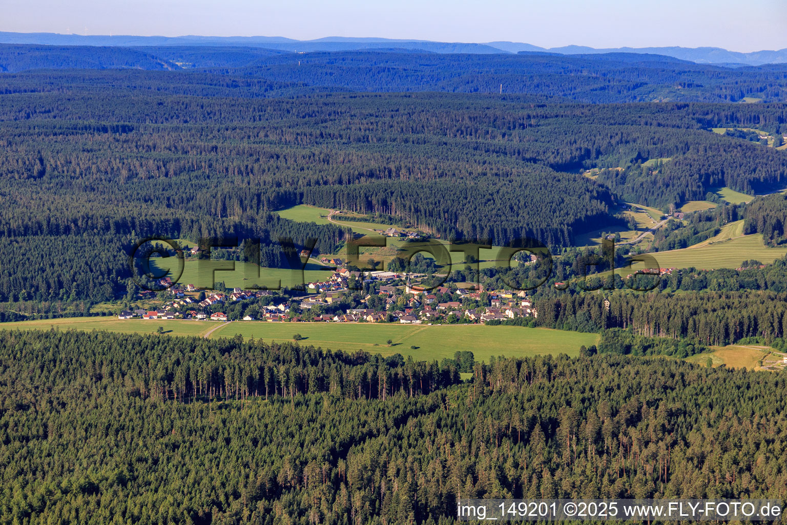 Ortsansicht im Schwarzwald aus Norden in Unterkirnach im Bundesland Baden-Württemberg, Deutschland