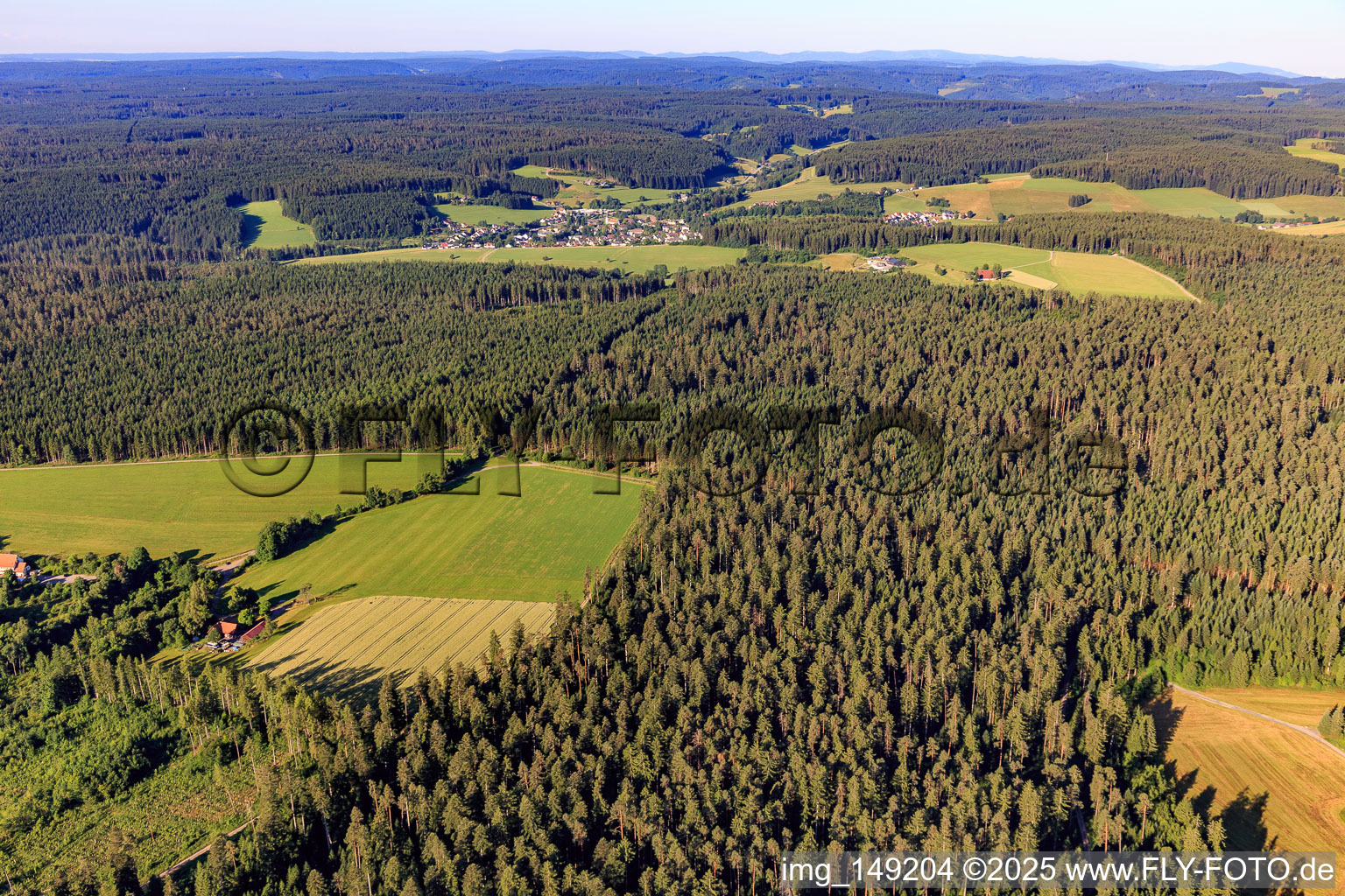 Luftbild von Ortsansicht im Schwarzwald aus Norden in Unterkirnach im Bundesland Baden-Württemberg, Deutschland