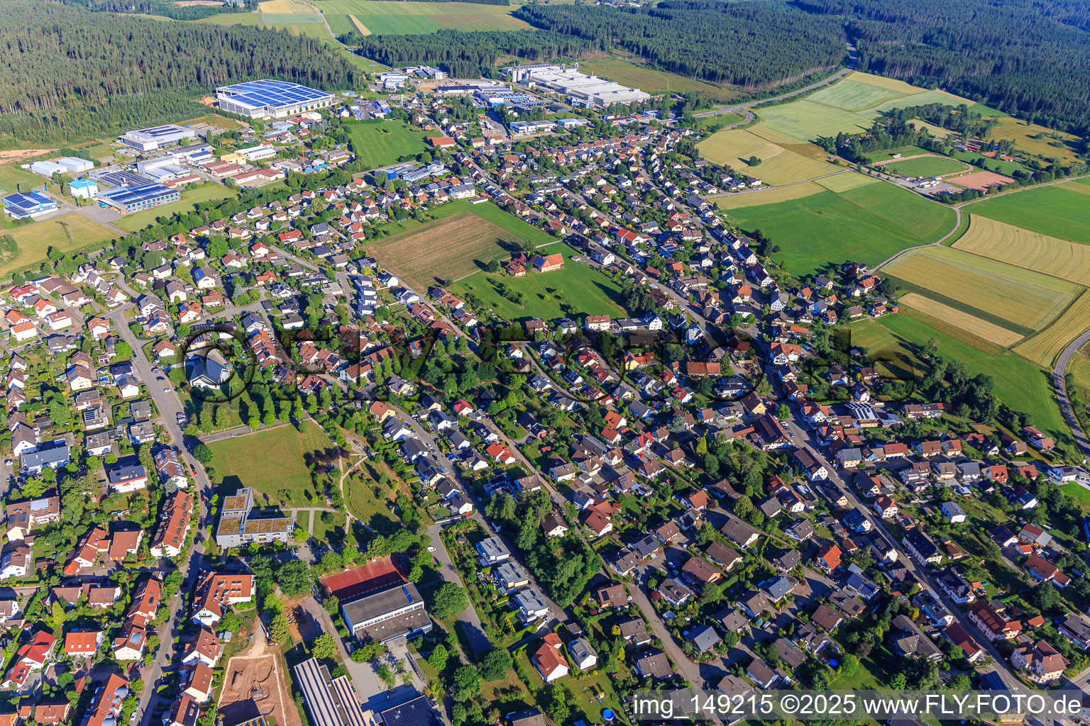 Luftbild von Ortsansicht aus Osten in Mönchweiler im Bundesland Baden-Württemberg, Deutschland