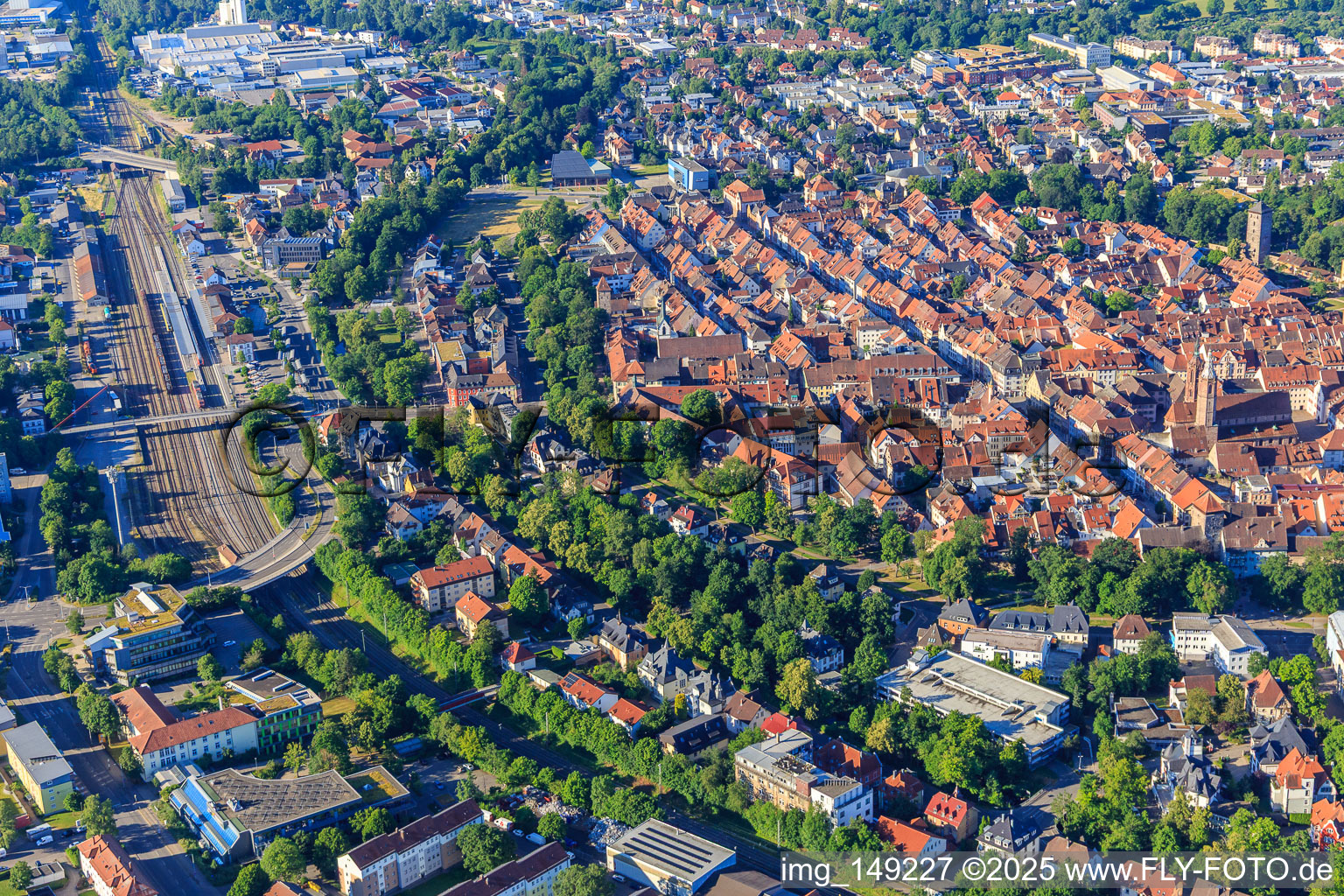 Bahnhof Villingen (Schwarzw) und Innenstadt aus Nordosten in Villingen-Schwenningen im Bundesland Baden-Württemberg, Deutschland