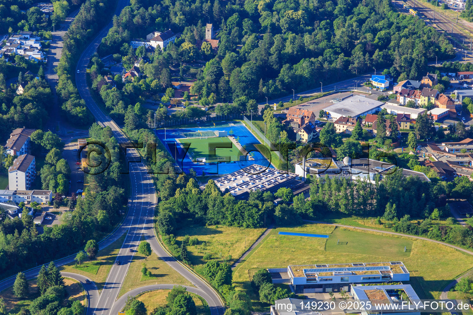 Sportplatz und -Halle des TV Villingen 1848 und des Gymnasium am Hoptbühl in Villingen-Schwenningen im Bundesland Baden-Württemberg, Deutschland