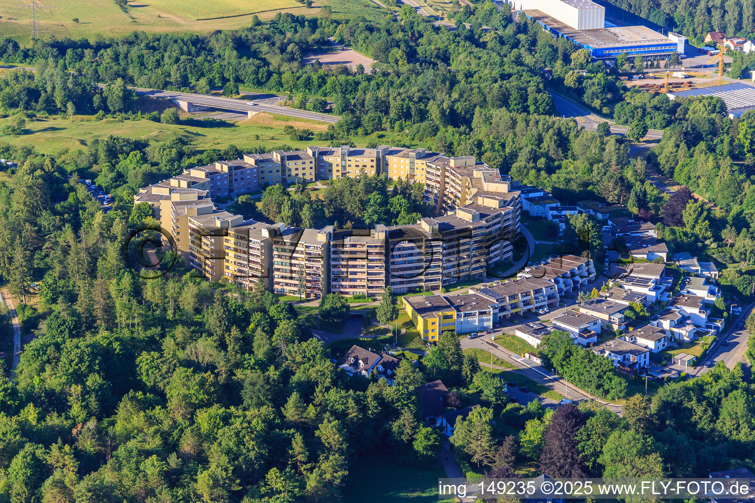 Rundes Wohnhochhausensemble am Kopsbühl und Terrassenhäuser Auf d. Höhe im Ortsteil Villingen in Villingen-Schwenningen im Bundesland Baden-Württemberg, Deutschland