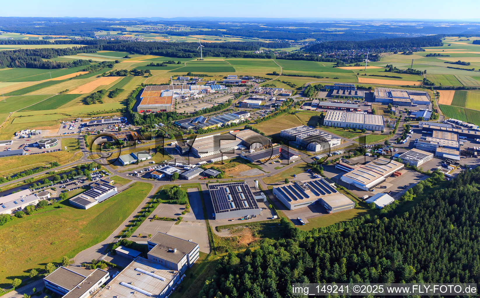 Industriegebiet Auf Herdenen mit Technisches Hilfswerk (THW), Regionalstelle Villingen-Schwenningen, Jopp Electronics GmbH, GRÄSSLIN SÜD GmbH und Kunststoff-Institut Südwest, Schwarzwald-Baar-Center, Emons Spedition GmbH & Co. KG, Druckzentrum Südwest, Presseservice- und Vertriebs GmbH im Ortsteil Weilersbach im Bundesland Baden-Württemberg, Deutschland