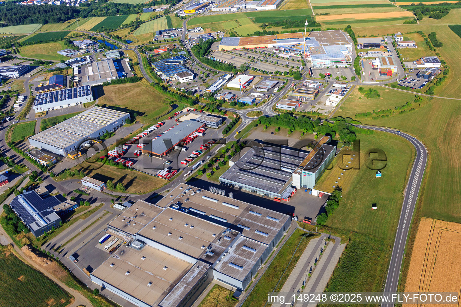 Industriegebiet Auf Herdenen mit Aptar Villingen GmbH, GRÄSSLIN SÜD GmbH und Kunststoff-Institut Südwest, Schwarzwald-Baar-Center, Emons Spedition GmbH & Co. KG, Druckzentrum Südwest, Presseservice- und Vertriebs GmbH im Ortsteil Weilersbach in Villingen-Schwenningen im Bundesland Baden-Württemberg, Deutschland