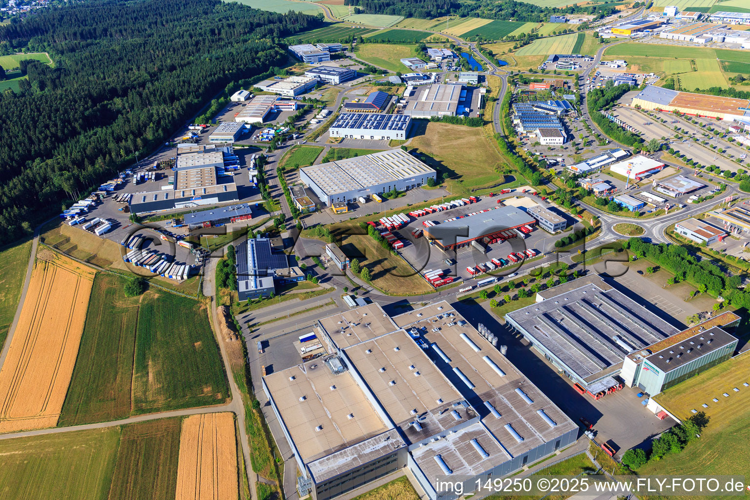 Industriegebiet Auf Herdenen mit Technisches Hilfswerk (THW), Regionalstelle Villingen-Schwenningen, Jopp Electronics GmbH, GRÄSSLIN SÜD GmbH und Kunststoff-Institut Südwest, Emons Spedition GmbH & Co. KG, Druckzentrum Südwest, Presseservice- und Vertriebs GmbH im Ortsteil Weilersbach im Bundesland Baden-Württemberg, Deutschland