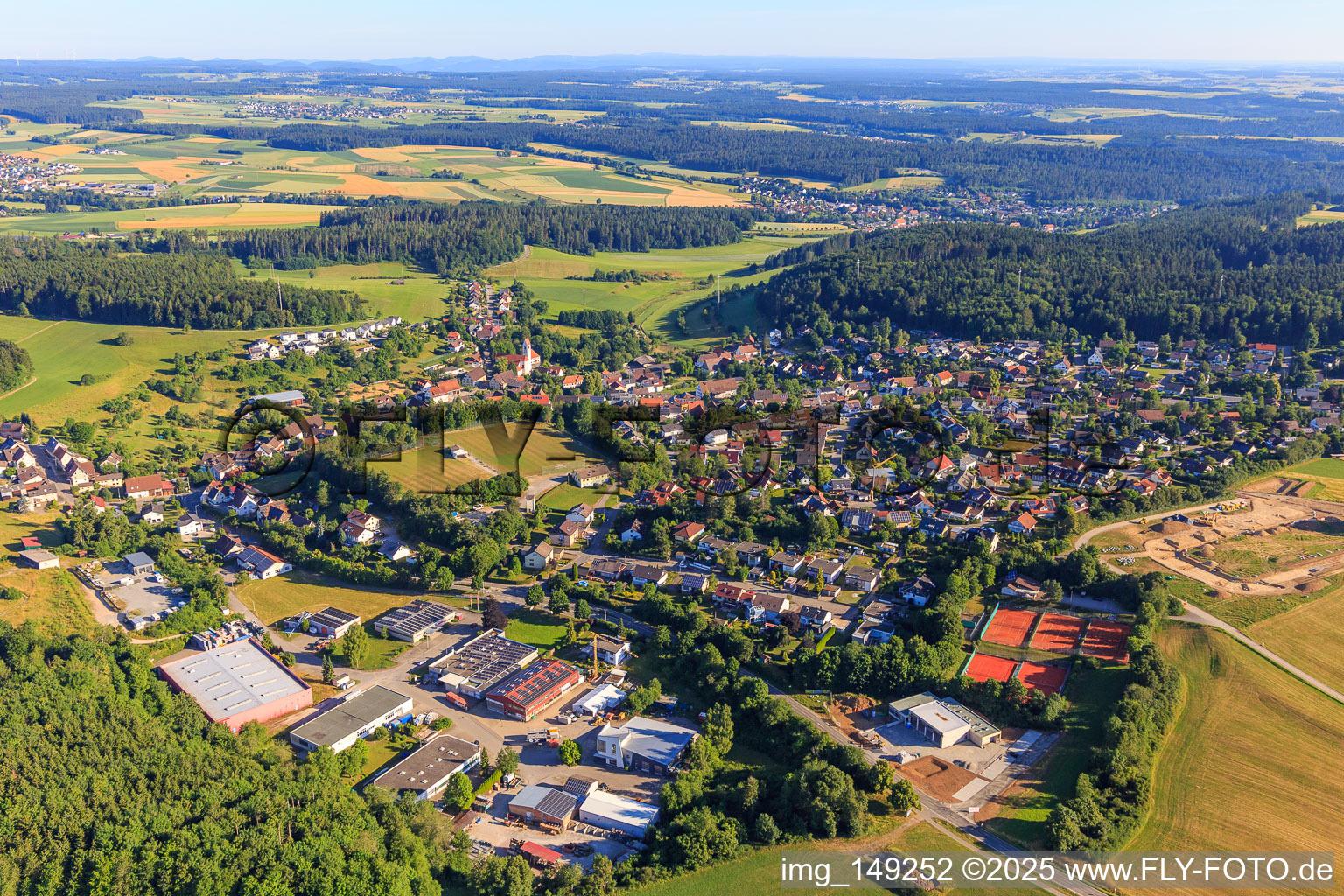 Dorfansicht von Süden im Ortsteil Weilersbach in Villingen-Schwenningen im Bundesland Baden-Württemberg, Deutschland