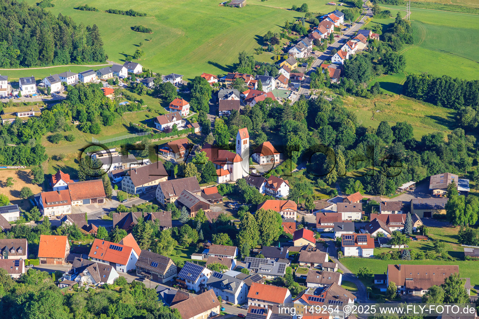 Kirche St. Hilarius und Ortsverwaltung im Ortsteil Weilersbach in Villingen-Schwenningen im Bundesland Baden-Württemberg, Deutschland