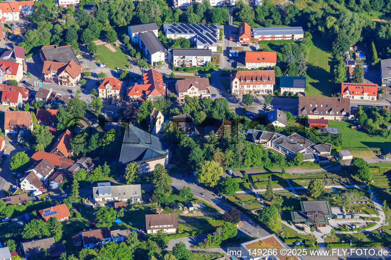 Friedhof und Kirche St. Mauritius und St. Katharina in Niedereschach im Bundesland Baden-Württemberg, Deutschland