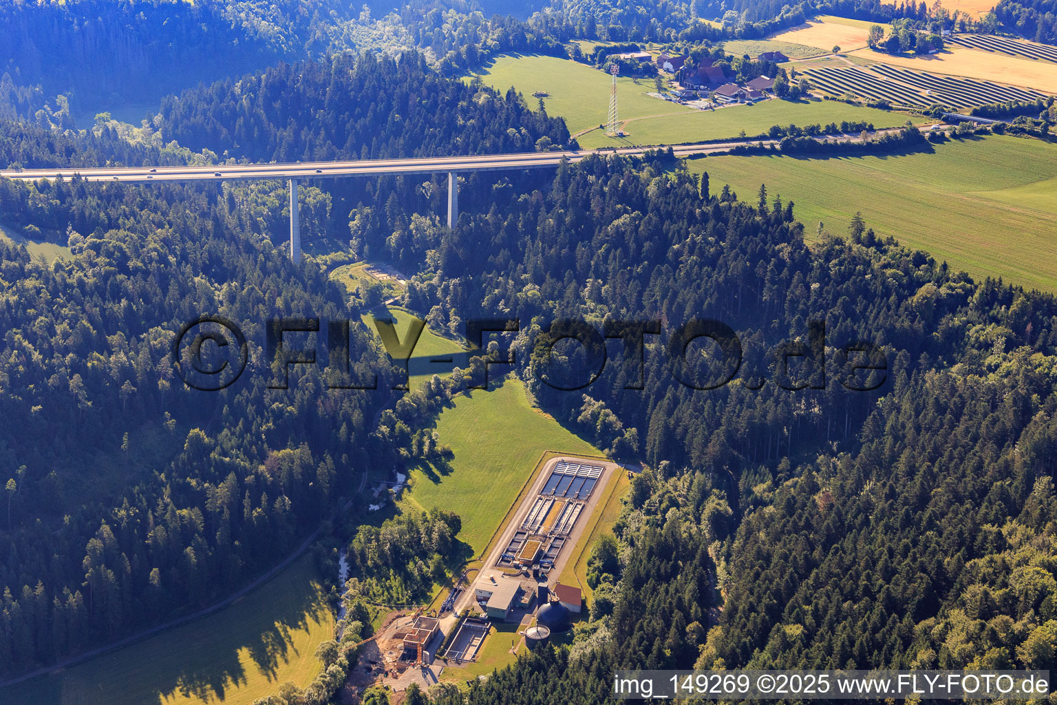 Autobahnbrücke der A81 über das Eschachtal mit ZV Abwasserreinigung/Kläranlage im Ortsteil Horgen in Zimmern ob Rottweil im Bundesland Baden-Württemberg, Deutschland