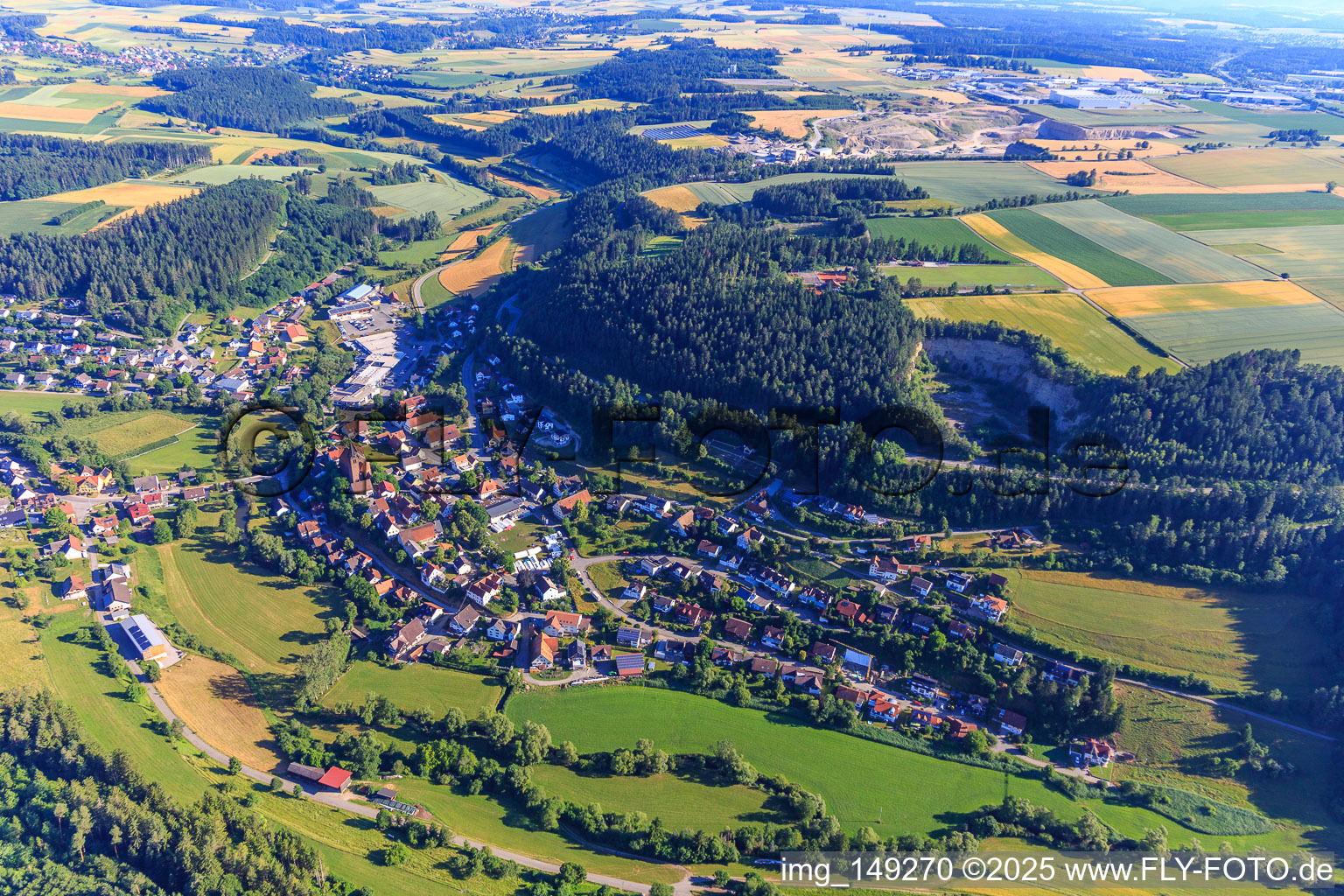 Dorfansicht von Süden im Ortsteil Horgen in Zimmern ob Rottweil im Bundesland Baden-Württemberg, Deutschland