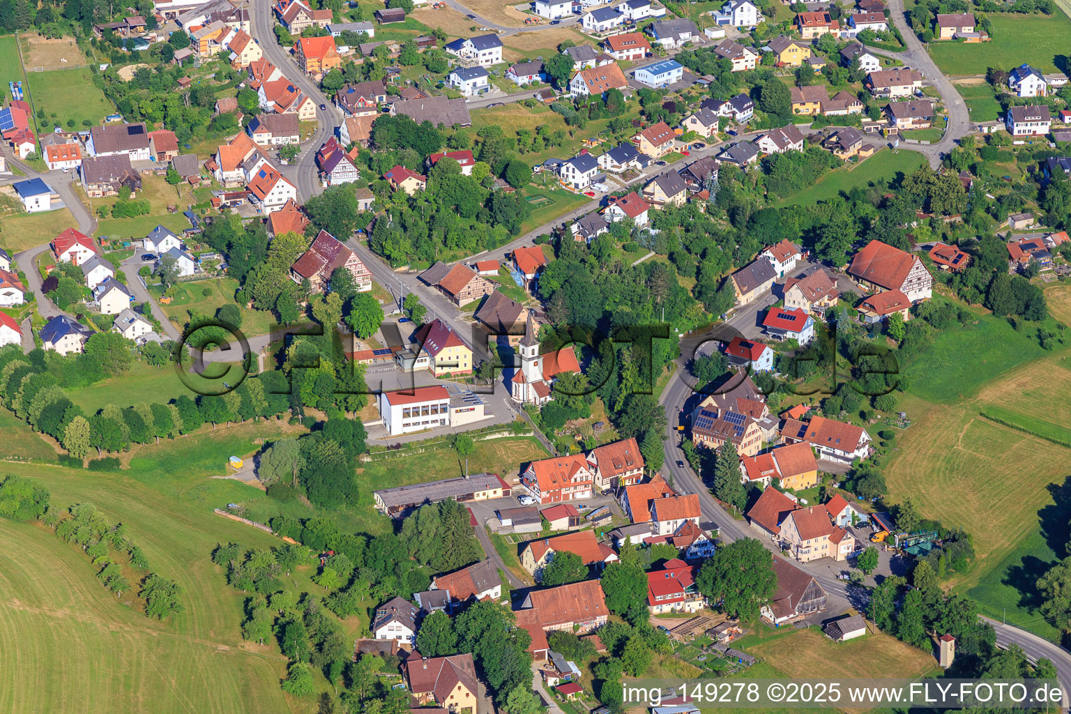 Kirche und Turnhalle im Ortsteil Flözlingen in Zimmern ob Rottweil im Bundesland Baden-Württemberg, Deutschland