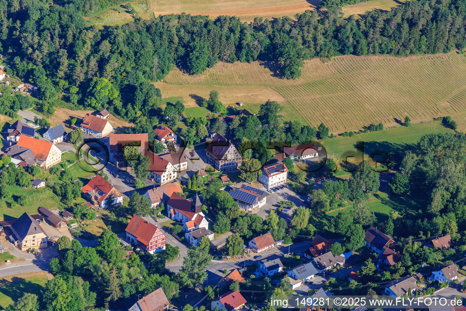 Rathausgasse mit Fachwerkhaus Rathaus und Kirche St. Leodegar im Ortsteil Stetten in Zimmern ob Rottweil im Bundesland Baden-Württemberg, Deutschland