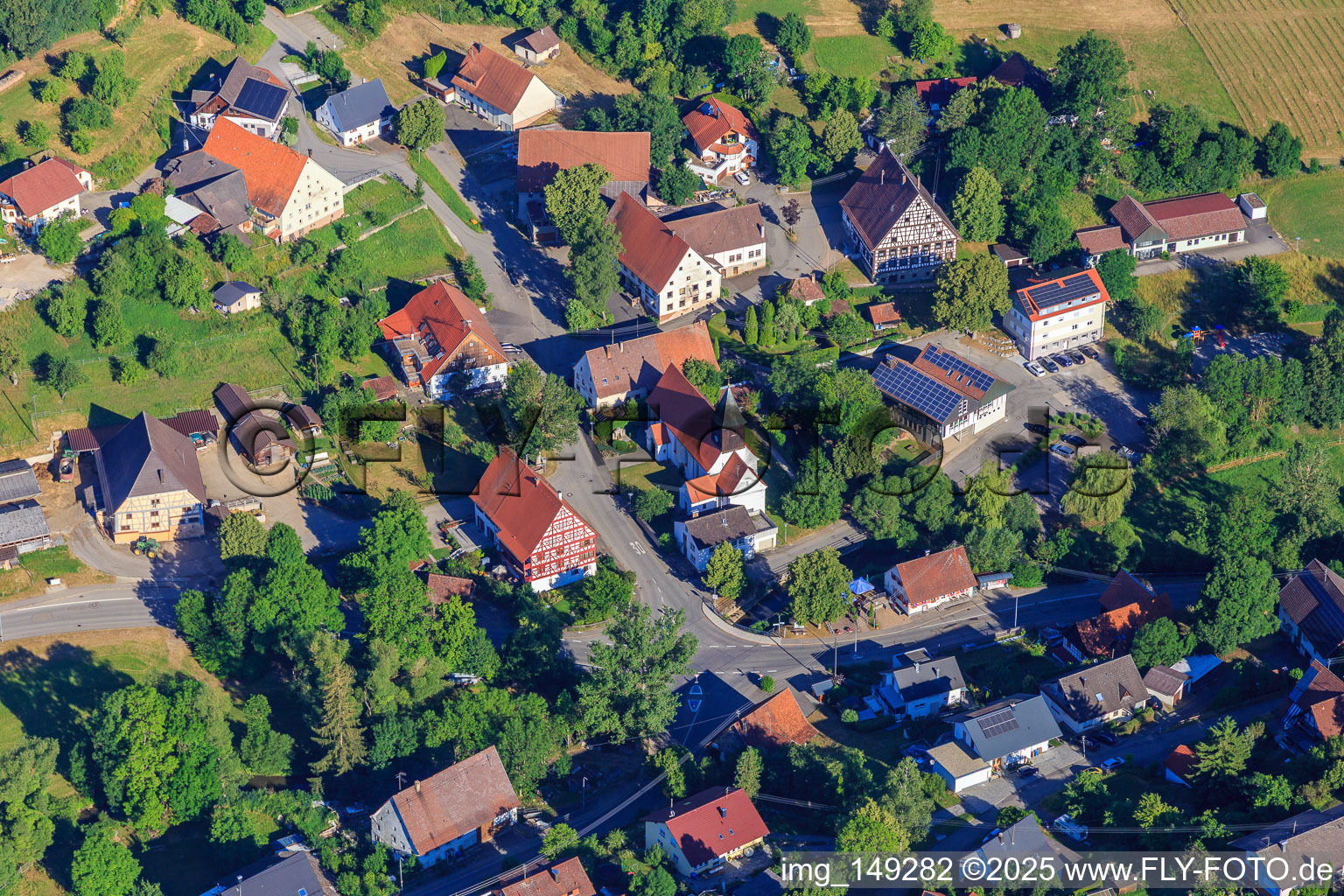 Luftbild von Rathausgasse mit Fachwerkhaus Rathaus und Kirche St. Leodegar im Ortsteil Stetten in Zimmern ob Rottweil im Bundesland Baden-Württemberg, Deutschland