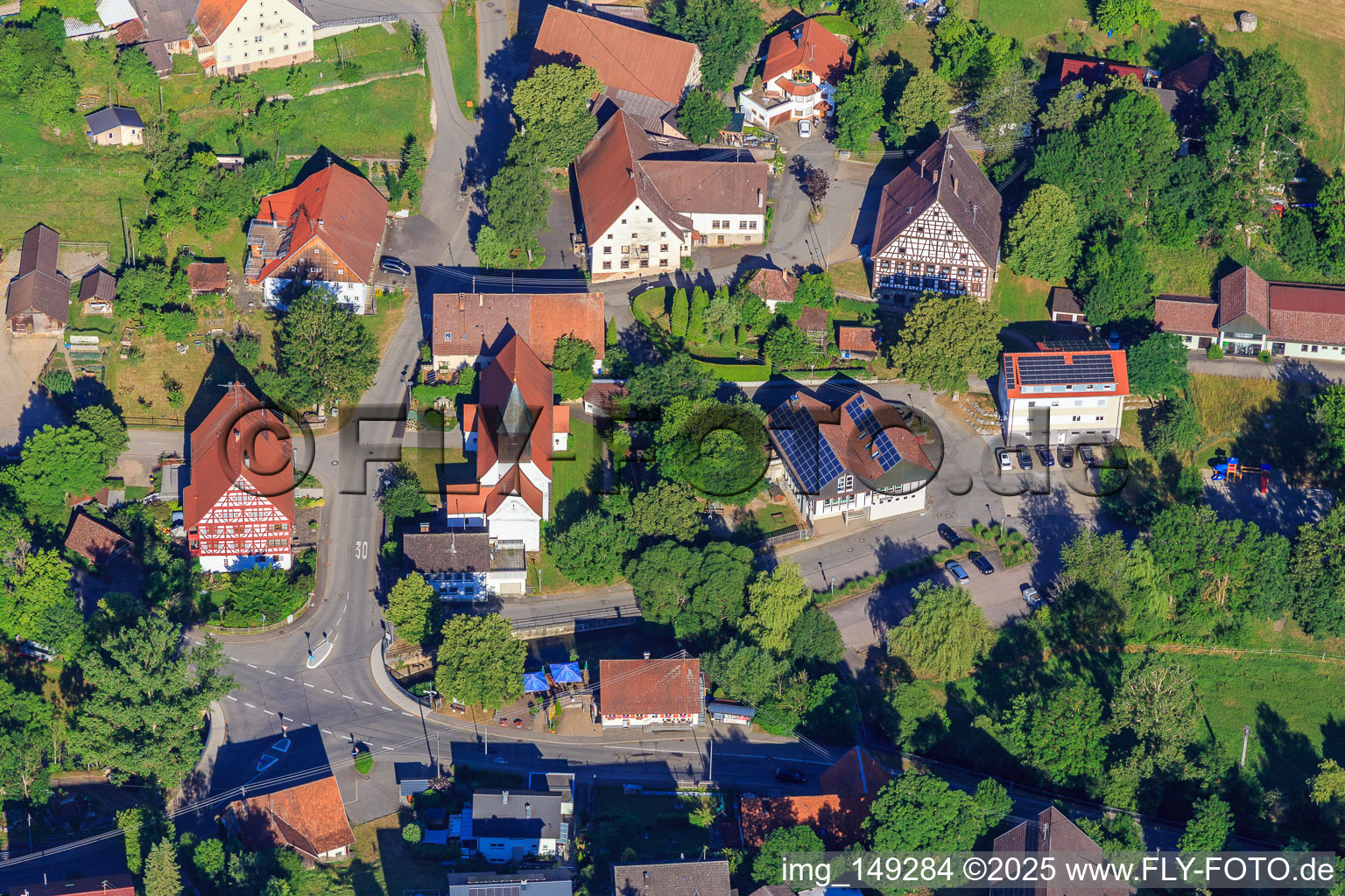 Luftaufnahme von Rathausgasse mit Fachwerkhaus Rathaus und Kirche St. Leodegar im Ortsteil Stetten in Zimmern ob Rottweil im Bundesland Baden-Württemberg, Deutschland