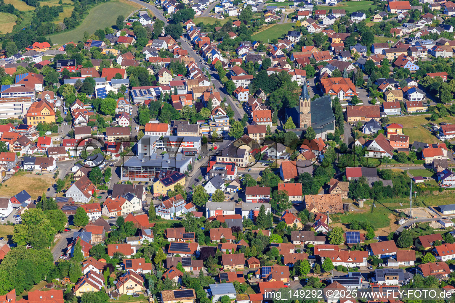 Ortszentrum mit Kirche St. Martinus, Wehlesporthalle und Volksbank Schwarzwald-Donau-Neckar eG in Dunningen im Bundesland Baden-Württemberg, Deutschland