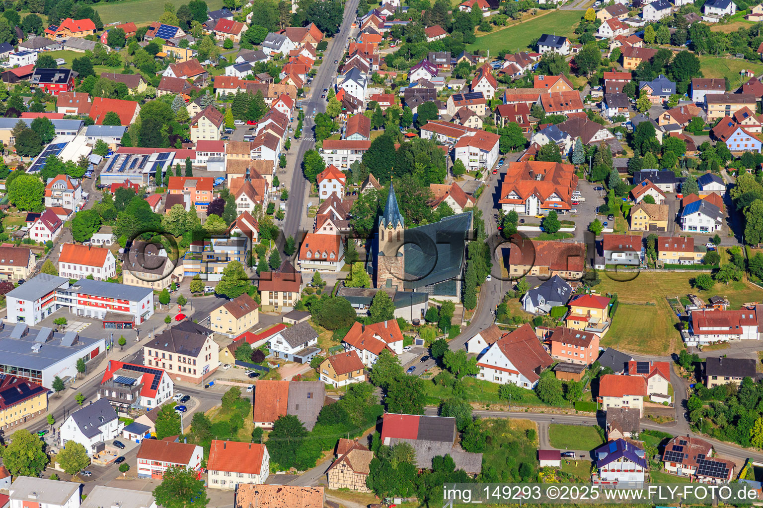 Luftbild von Ortszentrum mit Kirche St. Martinus, Wehlesporthalle und Volksbank Schwarzwald-Donau-Neckar eG in Dunningen im Bundesland Baden-Württemberg, Deutschland