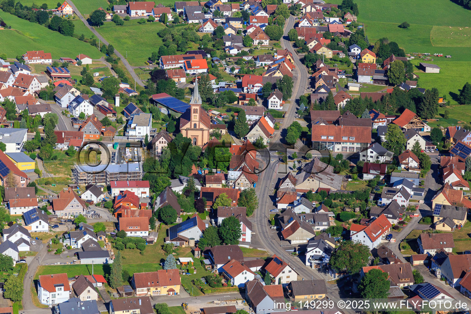 Kath. Kirche St. Georg und Heim Baustoffe GmbH im Ortsteil Seedorf in Dunningen im Bundesland Baden-Württemberg, Deutschland