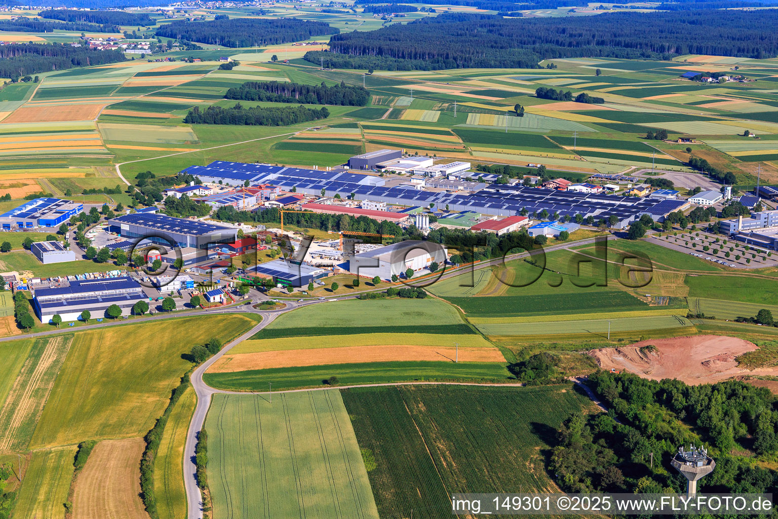 Industriegebiet Im Moos mit Fahrner Logistics, Beton-Fertigteil-Union GmbH & Co. KG und WUSTEC GmbH & Co. KG im Ortsteil Waldmössingen in Schramberg im Bundesland Baden-Württemberg, Deutschland