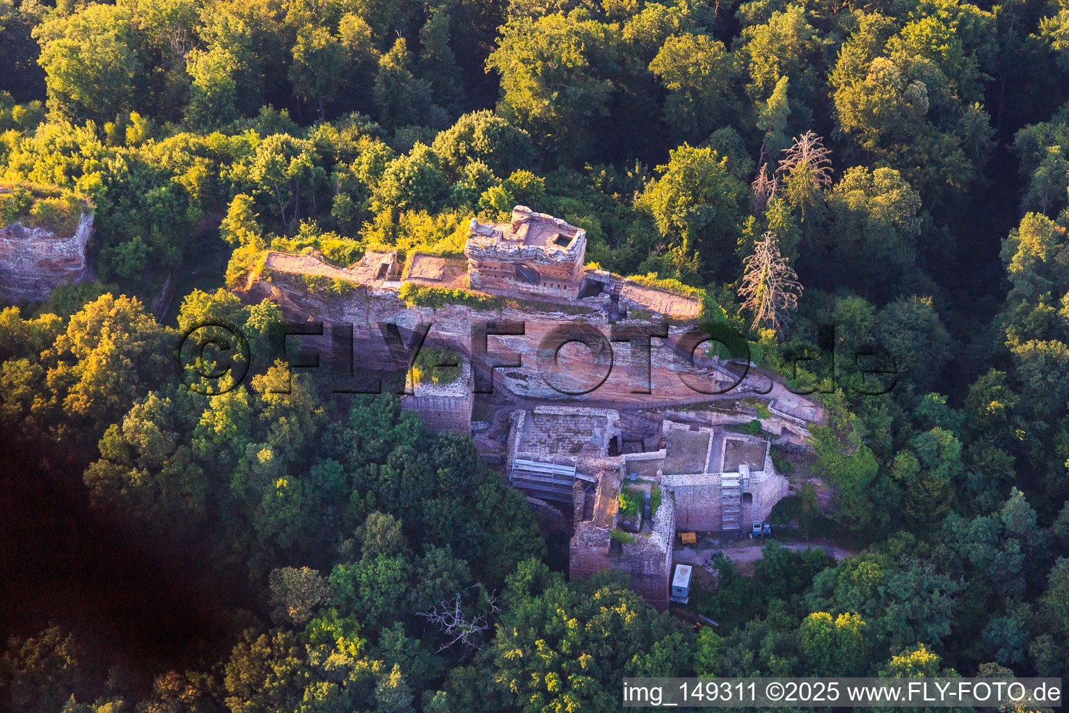 Burgruine Drachenfels in Busenberg im Bundesland Rheinland-Pfalz, Deutschland aus der Vogelperspektive