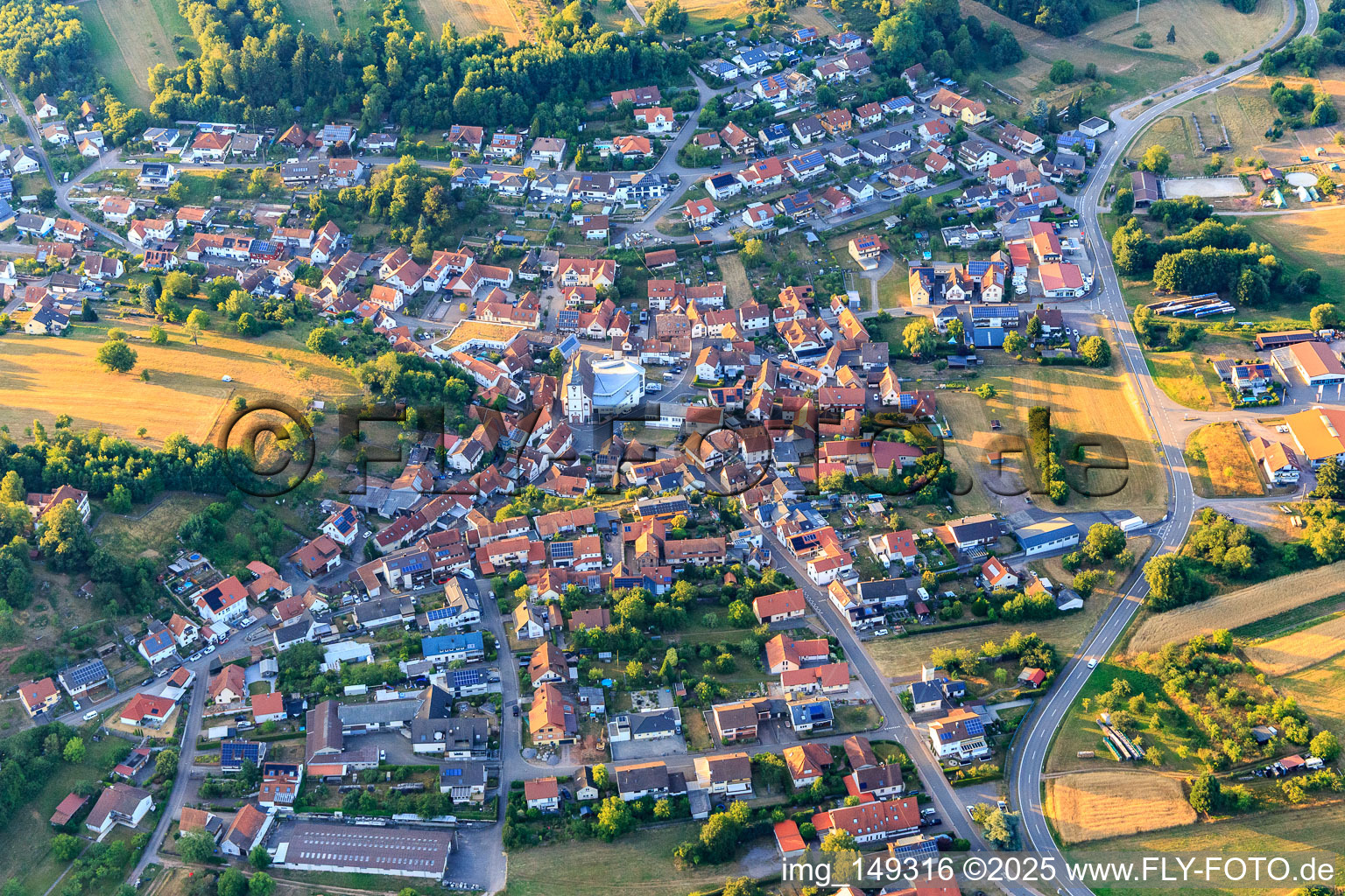 Ortsansicht von Süden im Ortsteil Gossersweiler in Gossersweiler-Stein im Bundesland Rheinland-Pfalz, Deutschland