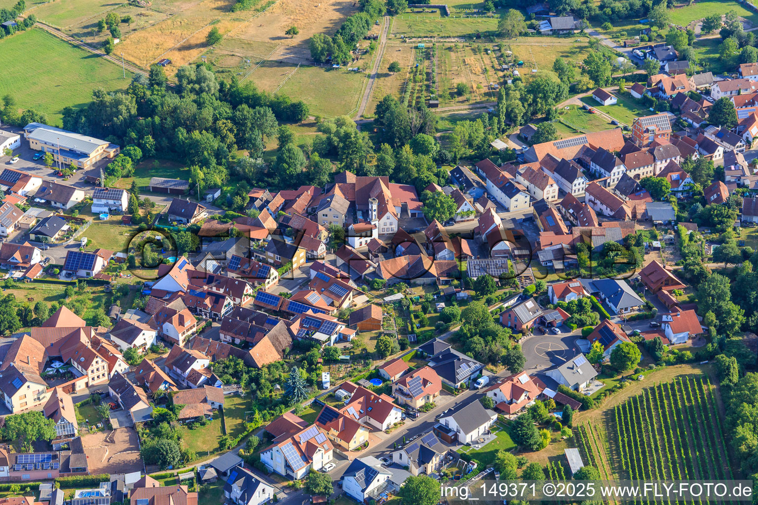 Dorfansicht aus Süden mit Türmel in Oberhausen im Bundesland Rheinland-Pfalz, Deutschland